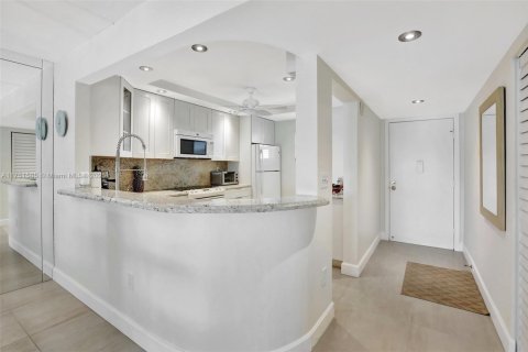 Condo in Lauderhill, Florida, 2 bedrooms  № 1730241 - photo 2