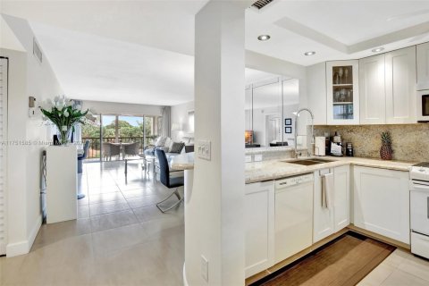 Condo in Lauderhill, Florida, 2 bedrooms  № 1730241 - photo 1