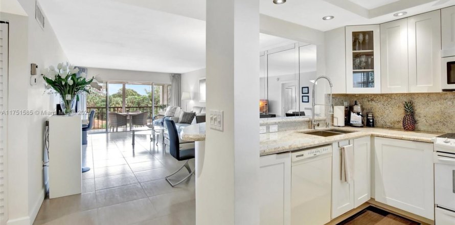 Condo in Lauderhill, Florida, 2 bedrooms  № 1730241