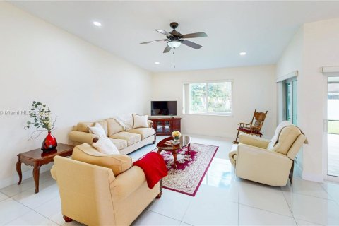 House in Miami, Florida 3 bedrooms, 167.13 sq.m. № 1953384 - photo 8