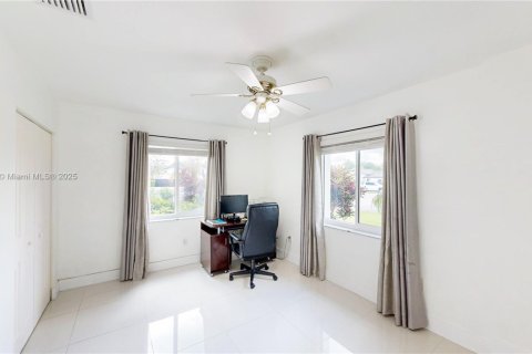 House in Miami, Florida 3 bedrooms, 167.13 sq.m. № 1953384 - photo 29