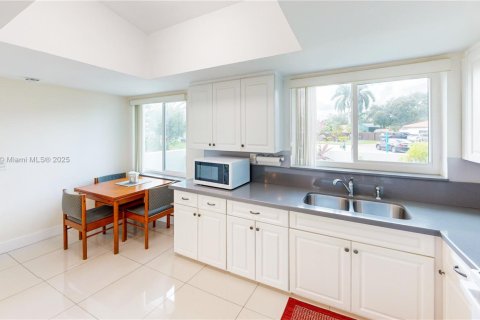 House in Miami, Florida 3 bedrooms, 167.13 sq.m. № 1953384 - photo 14