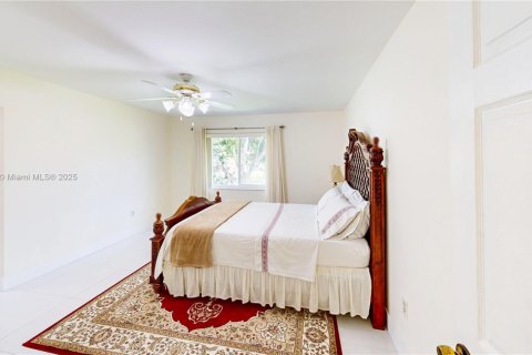 House in Miami, Florida 3 bedrooms, 167.13 sq.m. № 1953384 - photo 18