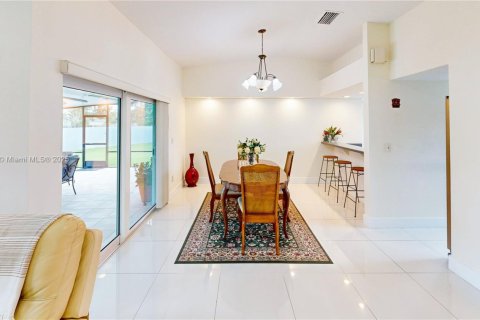 House in Miami, Florida 3 bedrooms, 167.13 sq.m. № 1953384 - photo 10