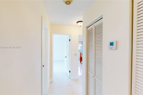 House in Miami, Florida 3 bedrooms, 167.13 sq.m. № 1953384 - photo 26