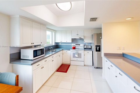 House in Miami, Florida 3 bedrooms, 167.13 sq.m. № 1953384 - photo 16