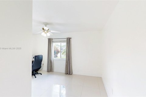 House in Miami, Florida 3 bedrooms, 167.13 sq.m. № 1953384 - photo 27