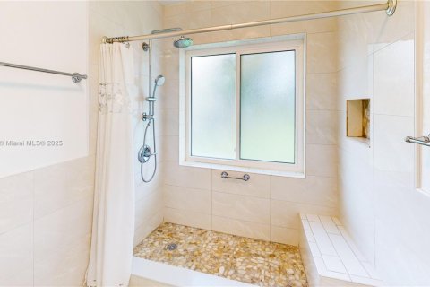 House in Miami, Florida 3 bedrooms, 167.13 sq.m. № 1953384 - photo 25