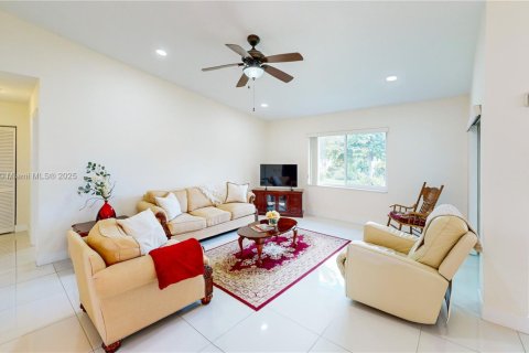 House in Miami, Florida 3 bedrooms, 167.13 sq.m. № 1953384 - photo 7