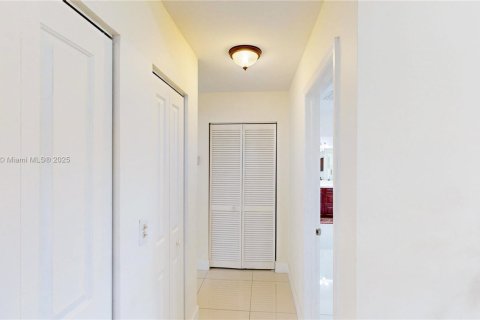 House in Miami, Florida 3 bedrooms, 167.13 sq.m. № 1953384 - photo 17