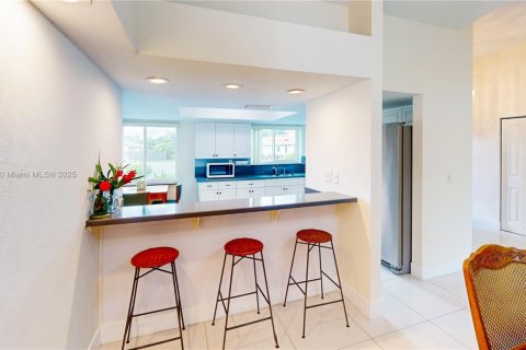 House in Miami, Florida 3 bedrooms, 167.13 sq.m. № 1953384 - photo 12
