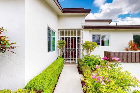 House in Miami, Florida 3 bedrooms, 167.13 sq.m. № 1953384 - photo 4