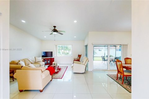 House in Miami, Florida 3 bedrooms, 167.13 sq.m. № 1953384 - photo 6