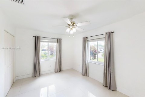 House in Miami, Florida 3 bedrooms, 167.13 sq.m. № 1953384 - photo 30