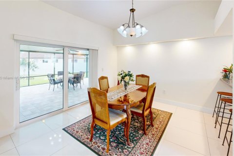 House in Miami, Florida 3 bedrooms, 167.13 sq.m. № 1953384 - photo 11