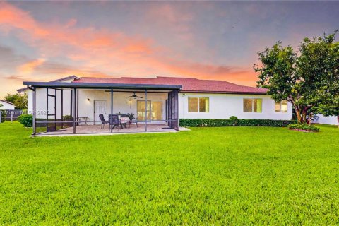 House in Miami, Florida 3 bedrooms, 167.13 sq.m. № 1953384 - photo 2