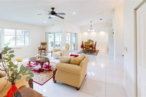House in Miami, Florida 3 bedrooms, 167.13 sq.m. № 1953384 - photo 9