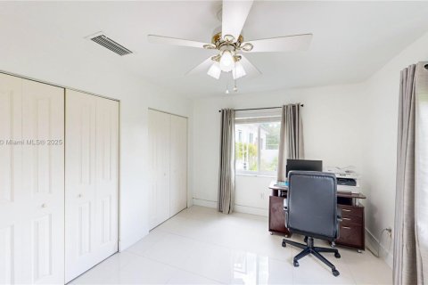 House in Miami, Florida 3 bedrooms, 167.13 sq.m. № 1953384 - photo 28