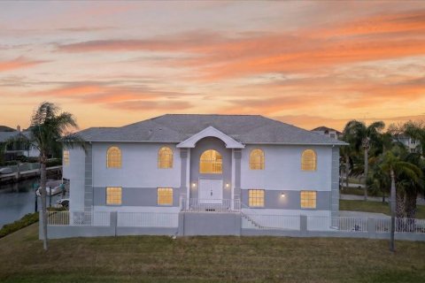 Villa ou maison à New Port Richey, Floride 4 chambres, 323.3 m2 № 2132976