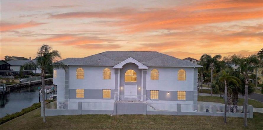 Villa ou maison à New Port Richey, Floride 4 chambres, 323.3 m2 № 2132976