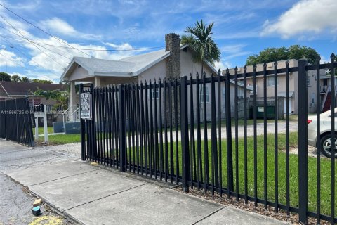Propiedad comercial en venta en Miami, Florida № 1896554 - foto 2