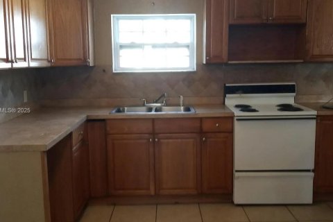 Propiedad comercial en venta en Miami, Florida № 1896554 - foto 13