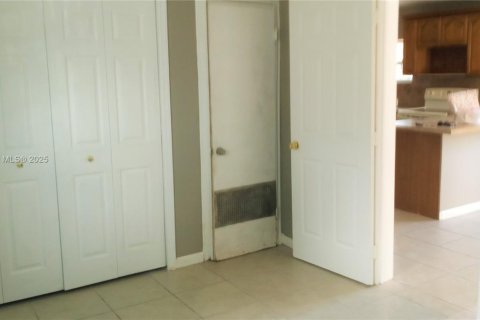 Propiedad comercial en venta en Miami, Florida № 1896554 - foto 17