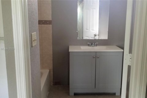 Propiedad comercial en venta en Miami, Florida № 1896554 - foto 19