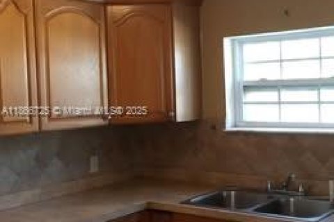 Propiedad comercial en venta en Miami, Florida № 1896554 - foto 12