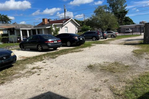 Propiedad comercial en venta en Miami, Florida № 1896554 - foto 25