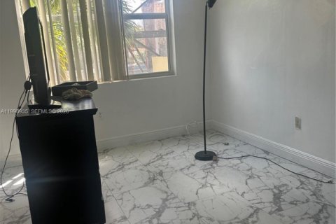 Appartement à louer à North Miami, Floride: 2 chambres, 95.04 m2 № 2056889 - photo 2