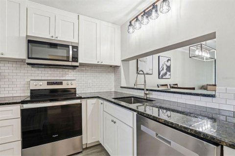 Condo in Tampa, Florida, 2 bedrooms № 2093148 - photo 9