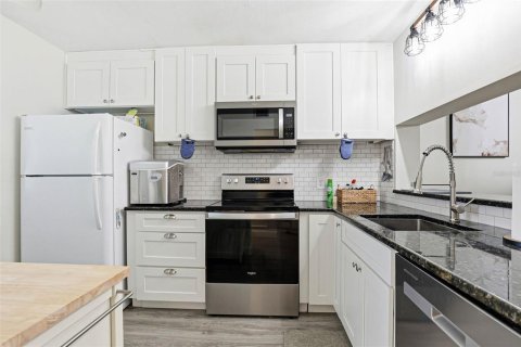 Condo in Tampa, Florida, 2 bedrooms № 2093148 - photo 10