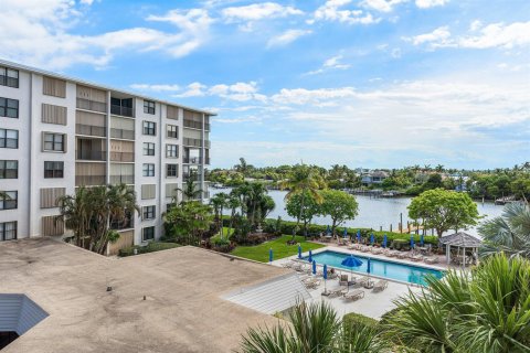 Condo in South Palm Beach, Florida, 2 bedrooms № 2181056