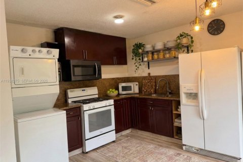 House in Sunrise, Florida 2 bedrooms, 105.17 sq.m. № 1997134 - photo 12