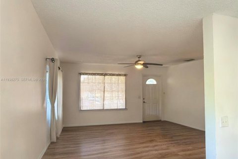 House in Sunrise, Florida 2 bedrooms, 105.17 sq.m. № 1997134 - photo 3