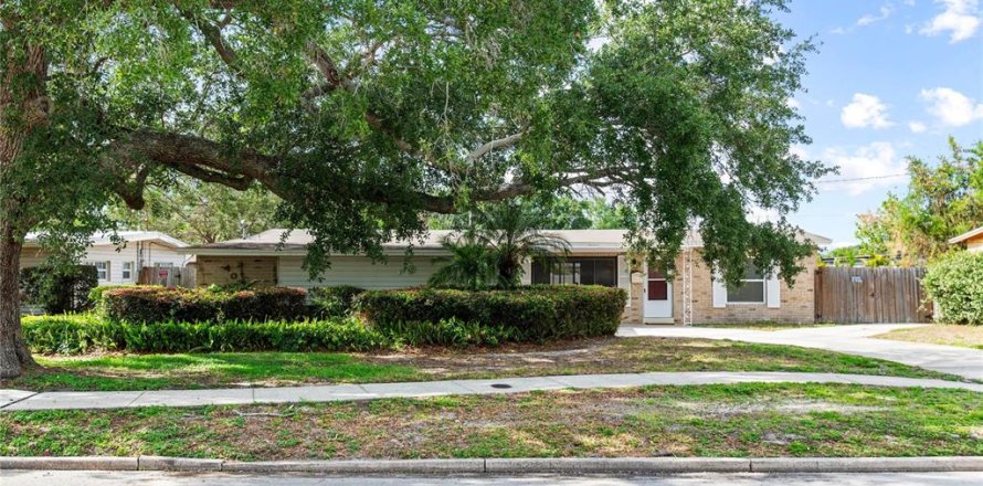 House in Orlando, Florida 4 bedrooms, 159.42 sq.m. № 1670611
