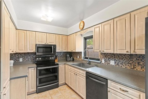 House in Orlando, Florida 4 bedrooms, 159.42 sq.m. № 1670611 - photo 8
