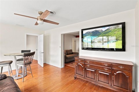 House in Orlando, Florida 4 bedrooms, 159.42 sq.m. № 1670611 - photo 12