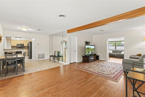 House in Orlando, Florida 4 bedrooms, 159.42 sq.m. № 1670611 - photo 5