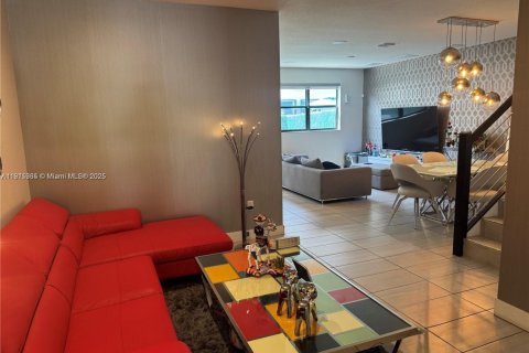 Купить таунхаус в Дорал, Флорида 4 спальни, 187.66м2, № 1971573 - фото 4