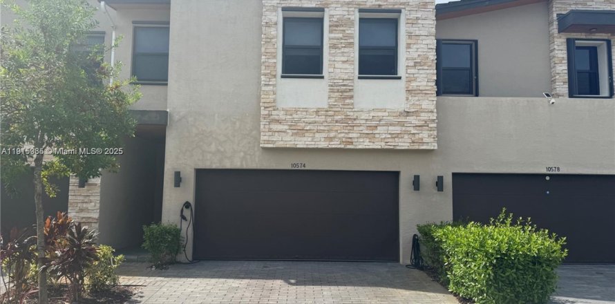 Таунхаус в Дорал, Флорида 4 спальни, 187.66м2 № 1971573