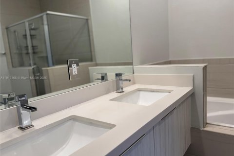 Купить таунхаус в Дорал, Флорида 4 спальни, 187.66м2, № 1971573 - фото 29