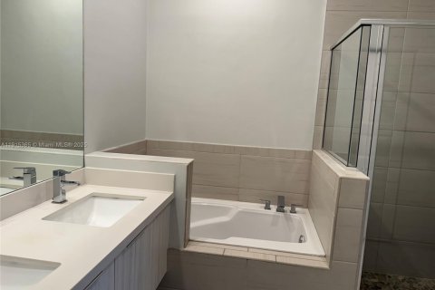 Купить таунхаус в Дорал, Флорида 4 спальни, 187.66м2, № 1971573 - фото 30