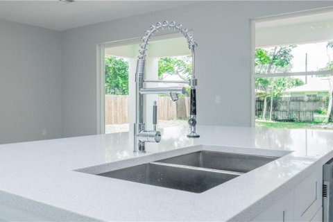 House in Deltona, Florida 4 bedrooms, 148.27 sq.m. № 2429613 - photo 5
