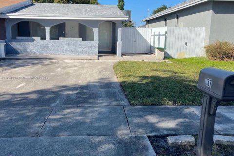 House in Fort Lauderdale, Florida 2 bedrooms, 73.58 sq.m. № 1664748 - photo 1