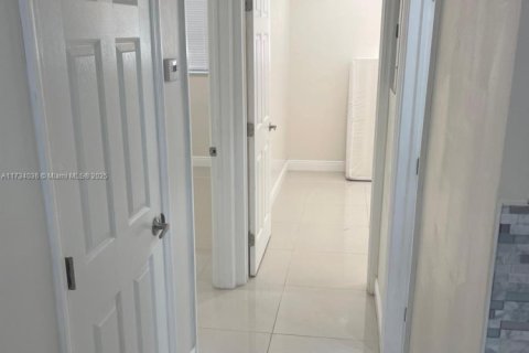 House in Fort Lauderdale, Florida 2 bedrooms, 73.58 sq.m. № 1664748 - photo 12