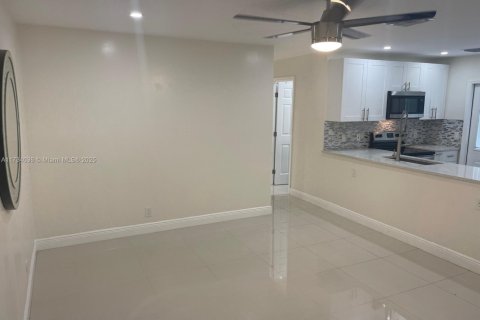 House in Fort Lauderdale, Florida 2 bedrooms, 73.58 sq.m. № 1664748 - photo 5
