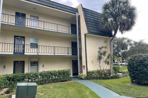 Condo in Tamarac, Florida, 2 bedrooms  № 1804206 - photo 1