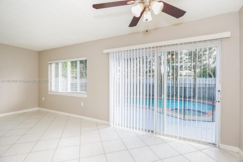 House in Sunrise, Florida 2 bedrooms, 111.48 sq.m. № 1891735 - photo 5